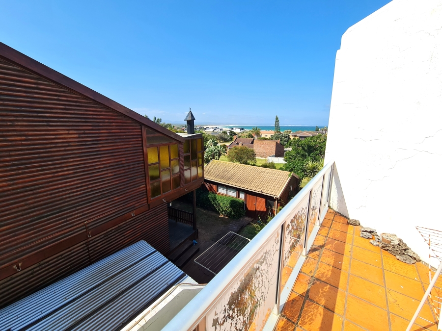 5 Bedroom Property for Sale in Wavecrest Eastern Cape